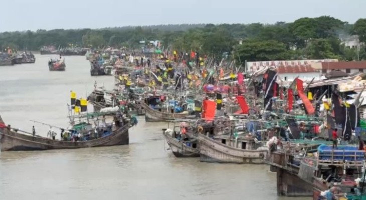 বৈরী আবহাওয়া ও সাগরে মাছ কম পাওয়ায় লোকসানে তীরে ফিরছেন জেলেরা